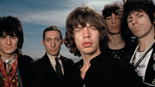 ザ・ローリング・ストーンズ『ブラック・アンド・ブルー』2025拡張版から「ホット・スタッフ」の新ミックスとライヴ映像が公開!