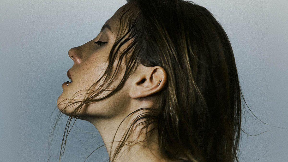 シャーロット・デ・ウィット、ロンドン公演に先駆けコマ・ディーを迎えた新曲「The Heads That Know」をリリース！