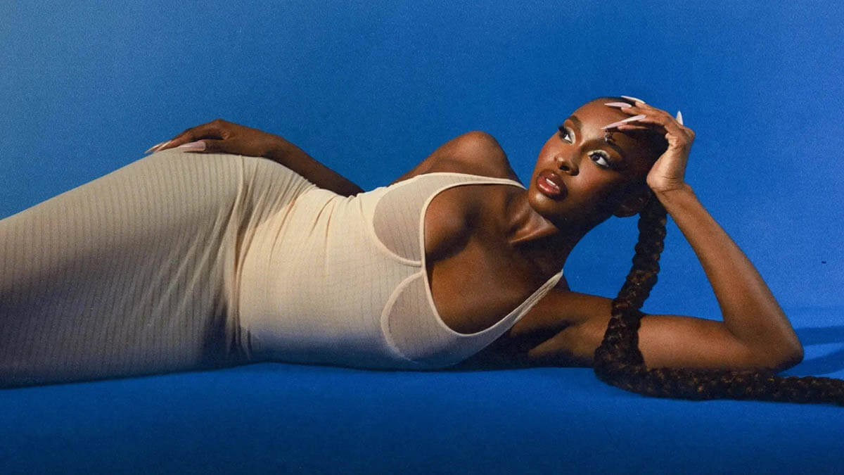 ココ・ジョーンズ、デビュー作のデジタル版から「Passport」のライヴ・パフォーマンス映像が公開