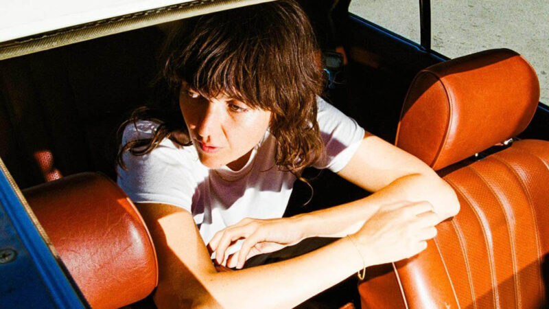 コートニー・バーネット、約2年ぶりの新曲「Stay In Your Lane」をリリース!ミュージック・ビデオも公開