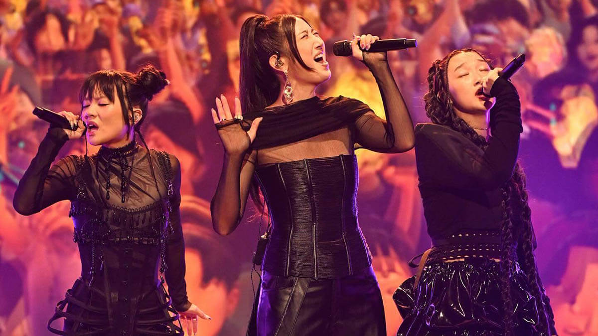 EJAE、オードリー・ヌナ、レイ・アミがジミー・ファロン司会の米人気番組で披露した「Golden」の映像が公開