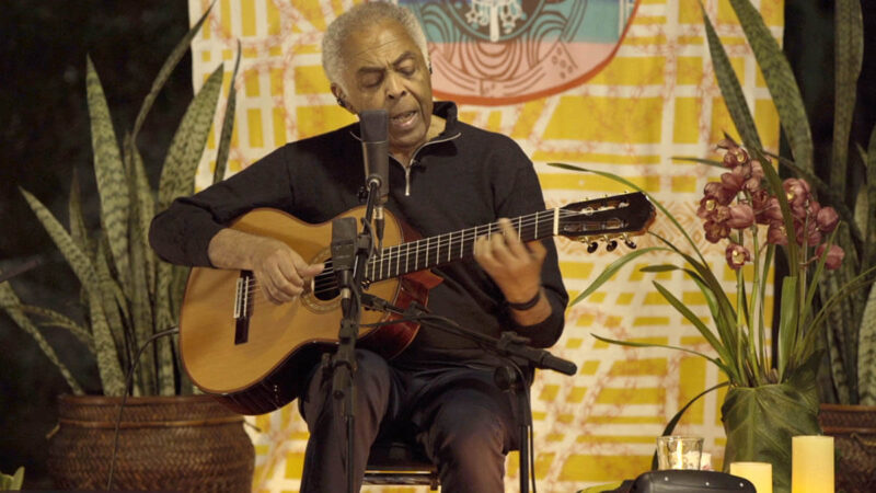 ジルベルト・ジル、2020年の無観客ライブ映像「ゴッド・イン・ヒズ・ガーデン」が11/28より本邦初・劇場上映決定！