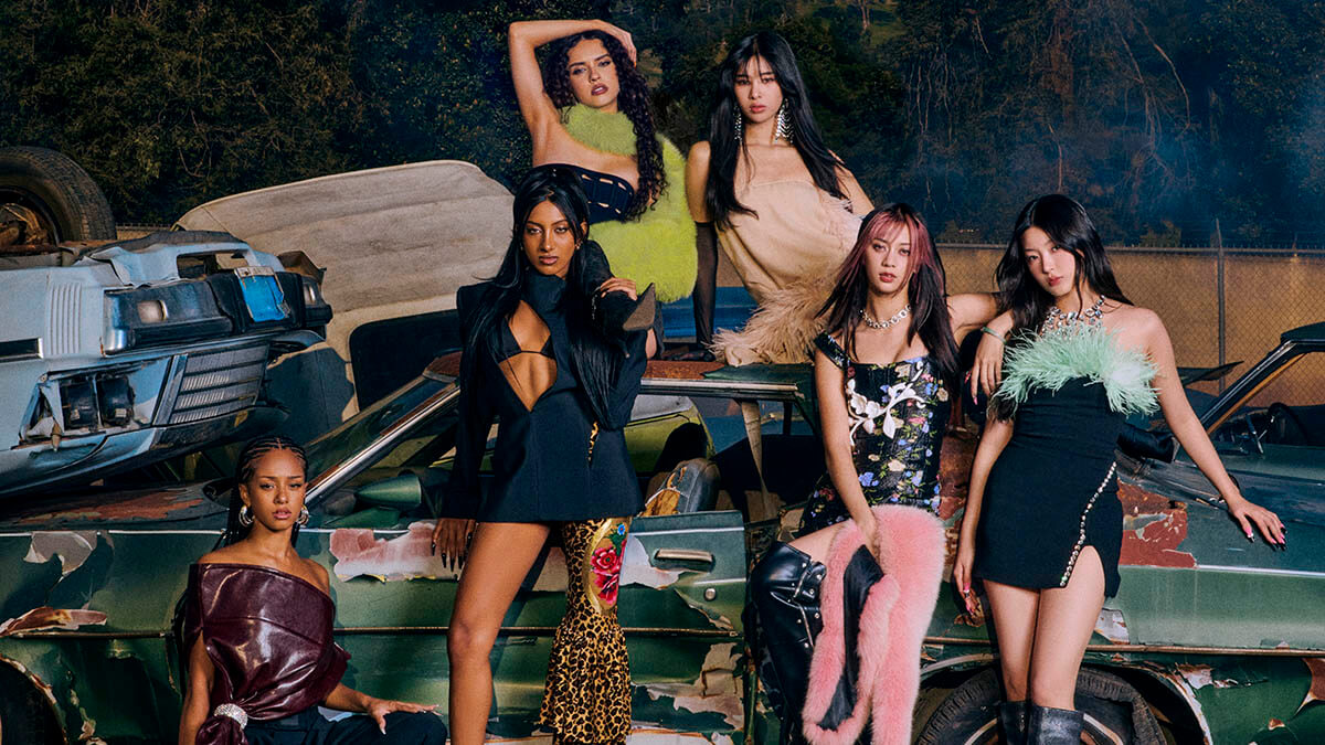 KATSEYE、レイヴェイのライヴにサプライズ出演し、共に披露した大ヒット曲「Gabriela」の映像を公開