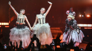 レディー・ガガ、『ウェンズデー』キャストと最新曲「The Dead Dance」をパフォーマンス！完売続出のツアーは要望に応え北米25公演を追加。