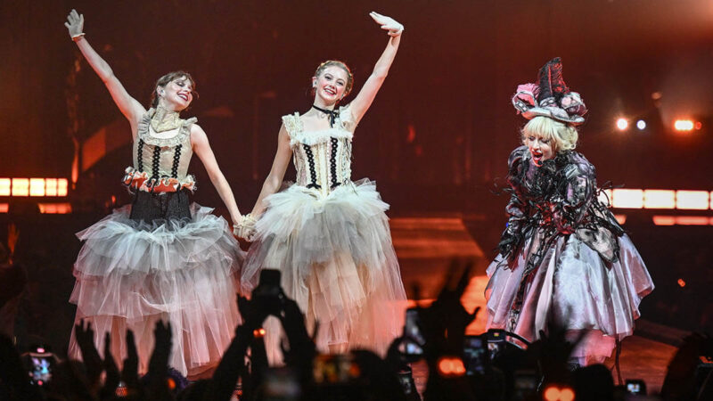 レディー・ガガ、『ウェンズデー』キャストと最新曲「The Dead Dance」をパフォーマンス!完売続出のツアーは要望に応え北米25公演を追加。