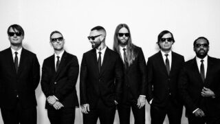 マルーン5、日本限定アルバム『シングルス・コレクション』の購入者特典デザインが決定。北米ツアー中に披露した「Memories」へのコメント全文も