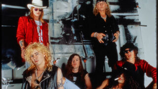 ガンズ・アンド・ローゼズの名ライヴ盤『ライヴ・エラ '87 - '93』初のリマスターで登場。CD発売は日本のみ