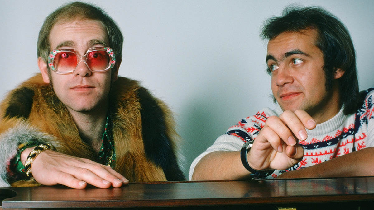 エルトン・ジョン、史上初の全米チャート初登場1位を記録した『キャプテン・ファンタスティック』50周年記念盤がリリース!