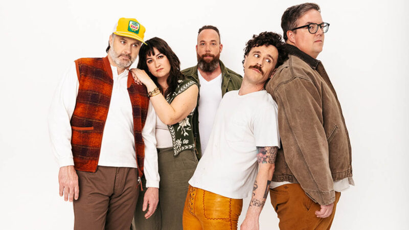 カナダのオルタナティブ・ロックバンド、ザ・ストランベラスが最新EP『Burning Bridges Into Dust』をリリース