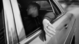 サム・フェンダー、2025年マーキュリー賞を受賞したアルバム『People Watching』のデラックス版を12/5にリリースすることを発表