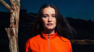 シグリッド、ニュー・アルバム『There's Always More That I Could Say』をリリース!「Hush Baby, Hurry Slowly」のライヴ映像も公開