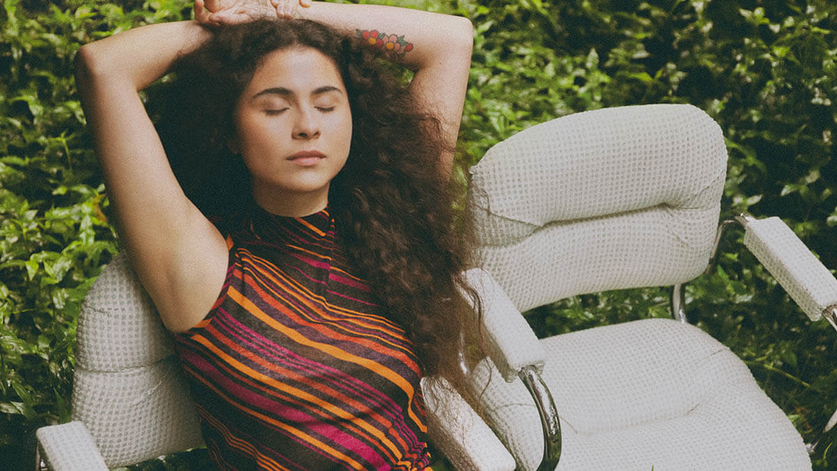 シルヴァナ・エストラーダ、最新アルバム『Vendran Suaves Lluvias』リリース!リード曲「Flores」のミュージック・ビデオも公開