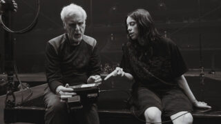 ビリー・アイリッシュ、ジェームズ・キャメロンと共同監督を務めたコンサート・フィルムの上映をサプライズ発表！