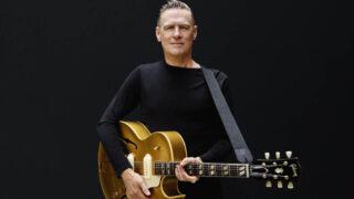 ブライアン・アダムス、最新アルバム『Roll With The Punches』から「Be The Reason」のミュージック・ビデオを公開