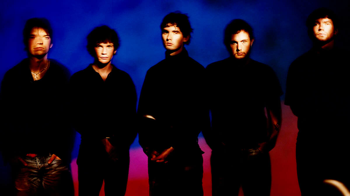 カーディナルズ、来年2月にリリース予定のデビュー・アルバムから新曲「Barbed Wire」のミュージック・ビデオを公開