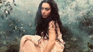 チャーリーXCX、2026年公開の映画『嵐が丘』に提供した第2弾となる新曲「Chains of Love」をリリース!