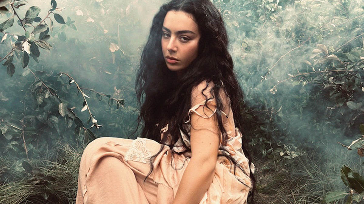 チャーリーXCX、2026年公開の映画『嵐が丘』に提供した第2弾となる新曲「Chains of Love」をリリース!