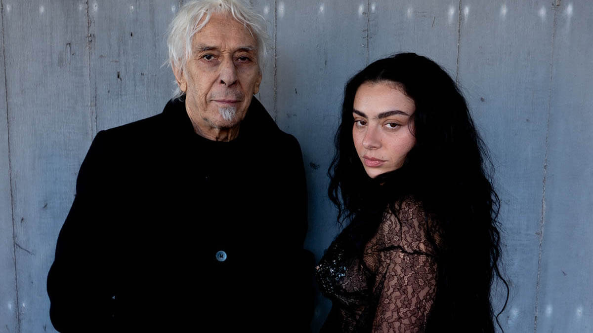 チャーリーXCX、2026年公開の映画『嵐が丘』に提供したジョン・ケイルを迎えた新曲「House」のミュージック・ビデオを公開