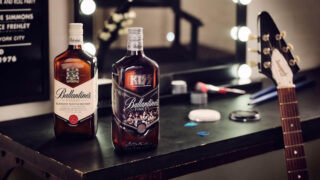 KISS、ボトルにデザインされたウイスキー「バランタイン ファイネスト」が11/25から限定発売決定