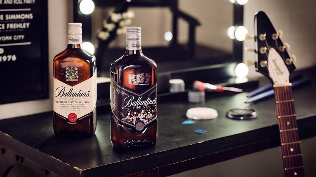 KISS、ボトルにデザインされたウイスキー「バランタイン ファイネスト」が11/25から限定発売決定
