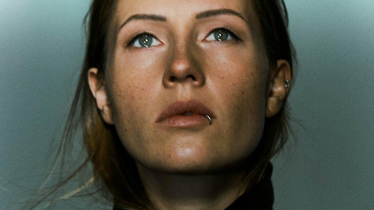 シャーロット・デ・ウィット、待望のセルフタイトル・デビュー・アルバムを自身のレーベル「KNTXT」よりリリース