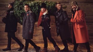 バックストリート・ボーイズ、「It's Christmas Time Again」のヴィジュアライザー・ビデオを公開