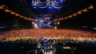 ブラー、『live at Wembley Stadium』から「The Universal」の映像を公開