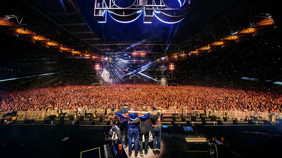 ブラー、『live at Wembley Stadium』から「The Universal」の映像を公開