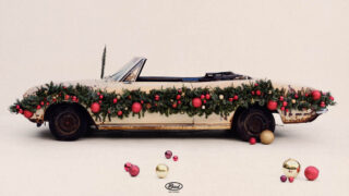 ブライアン・アダムス、多くのゲストを迎えた新たなホリデーソング「California Christmas」をリリース