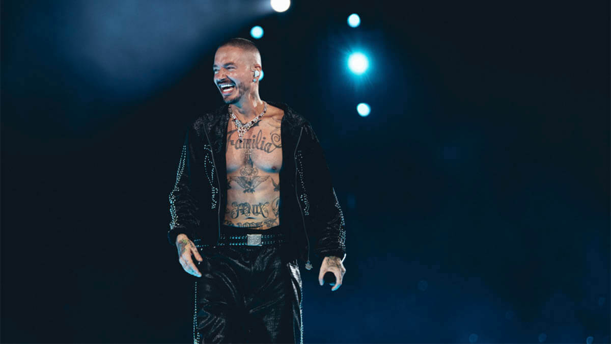 J・バルヴィン、故郷メデジン市で歴史的カムバック公演を開催！