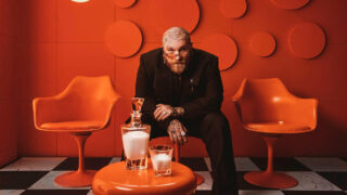 テディ・スウィムズ、最新アルバムの日本独自編集盤が2026年1月にリリース決定!