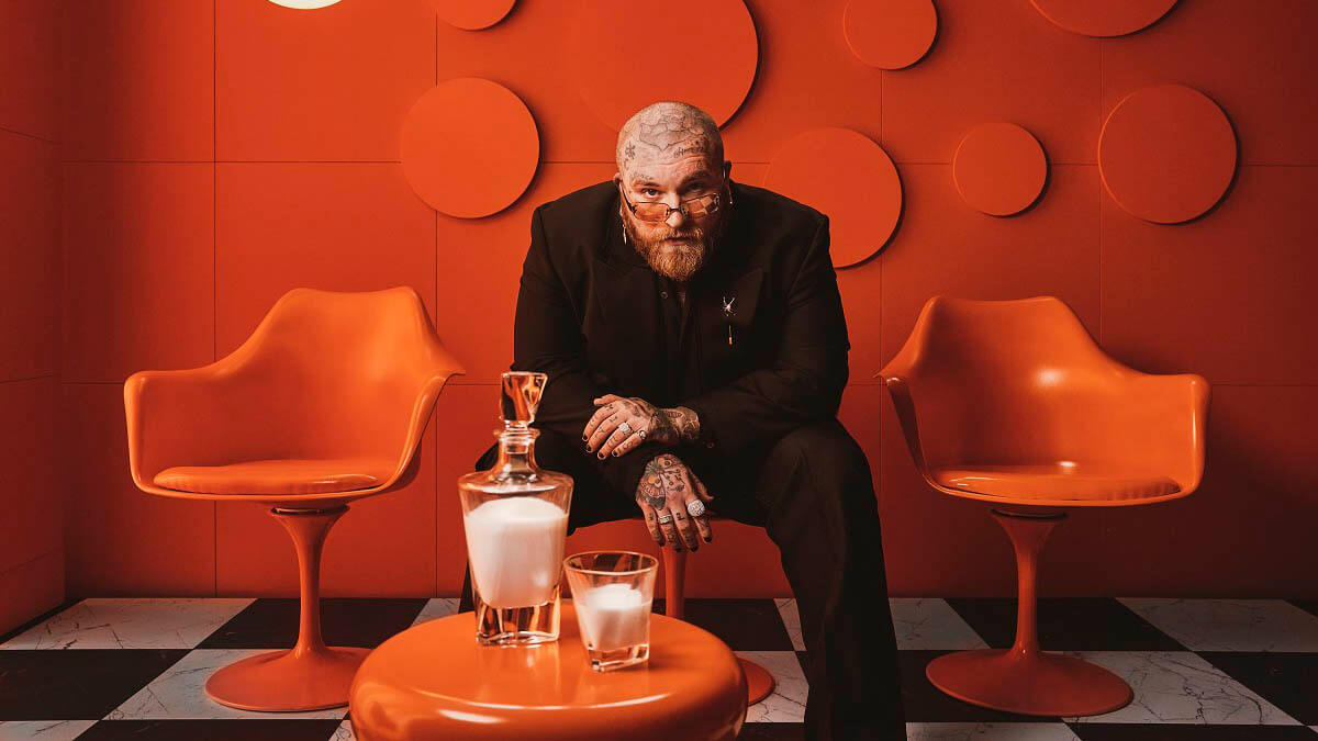 テディ・スウィムズ、最新アルバムの日本独自編集盤が2026年1月にリリース決定！