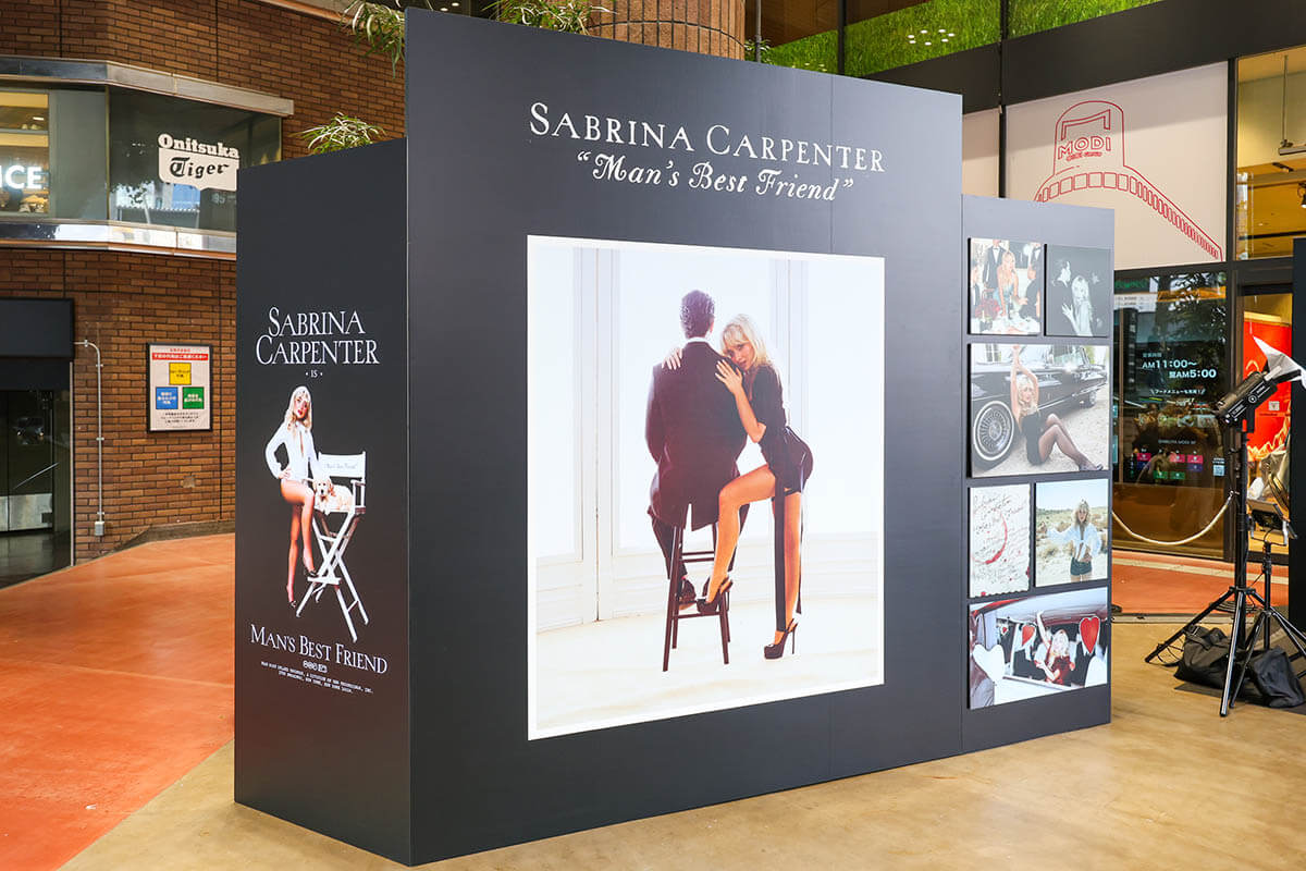 サブリナ・カーペンター『マンズ・ベスト・フレンド』日本盤CD発売記念展示