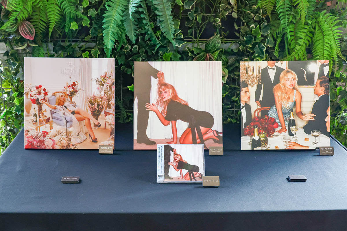 サブリナ・カーペンター『マンズ・ベスト・フレンド』日本盤CD発売記念展示