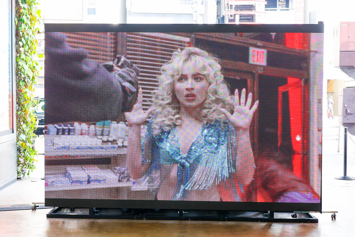 サブリナ・カーペンター『マンズ・ベスト・フレンド』日本盤CD発売記念展示