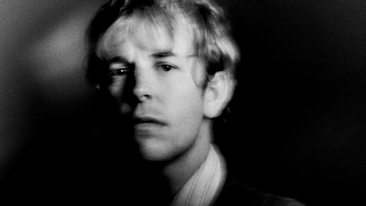 トム・オデール、英人気番組『グラハム・ノートン・ショー』で披露した「When I Close My Eyes」の映像を公開