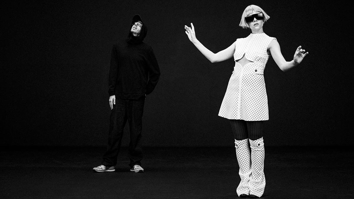 トム・ローランドとオーロラによる新ユニットTOMORAのデビュー曲「Ring The Alarm」のミュージック・ビデオが公開