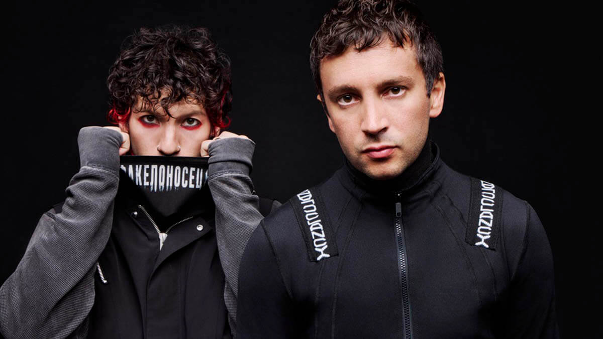 トゥエンティ・ワン・パイロッツ、最新アルバム『Breach』から「Rawfear」のライヴ映像を公開