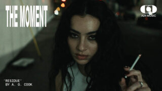 A. G. クック、チャーリーXCX主演映画『The Moment』サウンドトラックから新曲「Residue」のミュージック・ビデオを公開