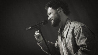 カラム・スコット、待望の来日公演、大阪初日のライヴ・レポートが到着！最終日となる東京公演は本日！