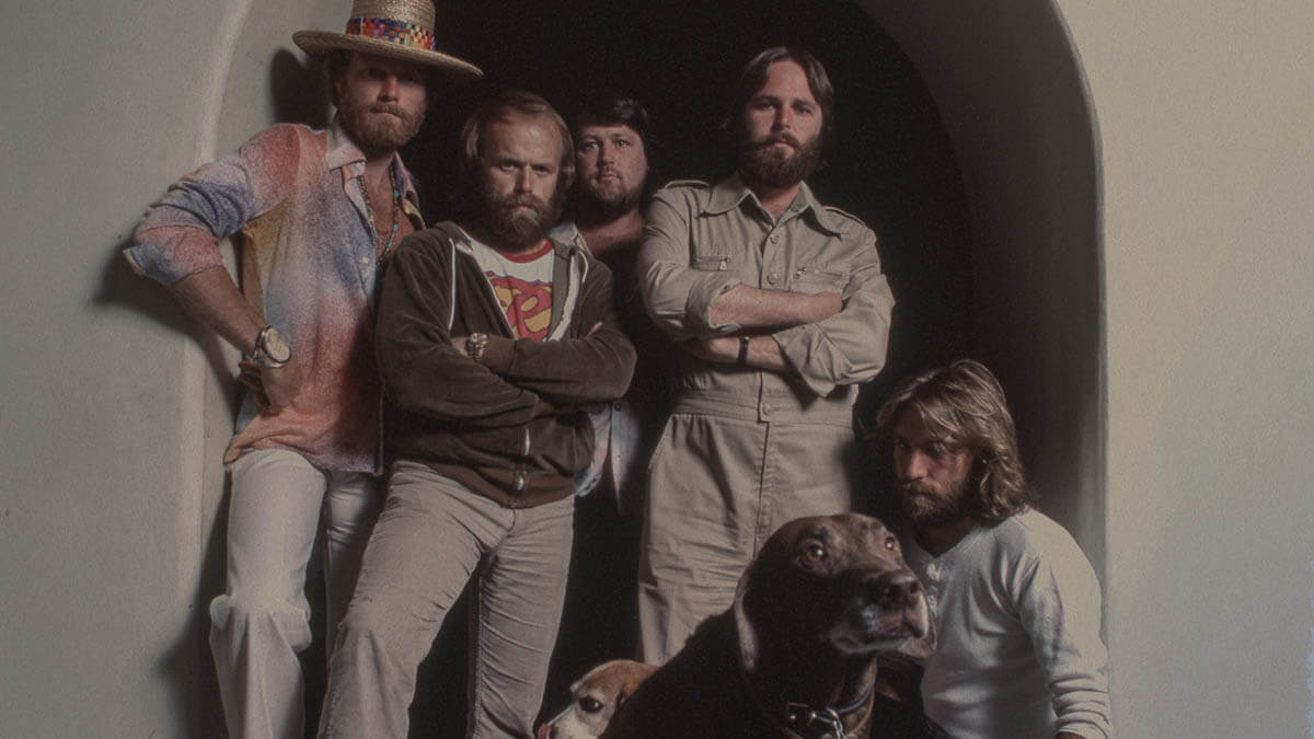 ビーチ・ボーイズ、1976～77年の音源を73トラック収録『ウィ・ガッタ・グルーヴ：ブラザー・スタジオ・イヤーズ』が2/13発売！
