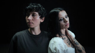 カナダ発モダングランジ・デュオのソフトカルト、デビュー・アルバム『When A Flower Doesn't Grow』リリース