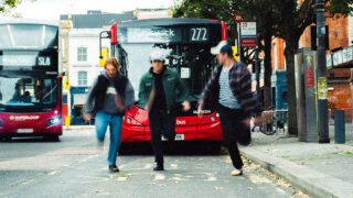 美メロ&ハーモニーで圧倒するUKインディーフォークトリオのトールズ、新曲「Must Confess」をリリース