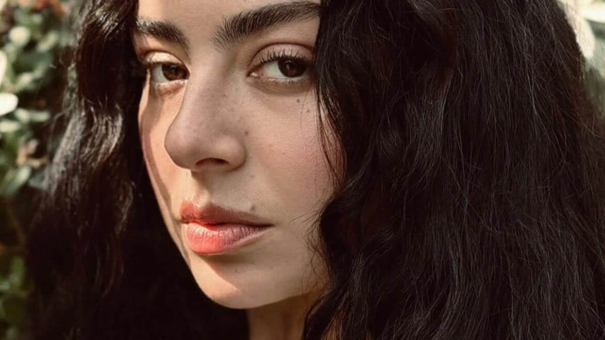 ポップ・シーンの革命児、チャーリーxcx、映画『嵐が丘』からインスパイアされた待望の新アルバム『Wuthering Heights』をリリース！日本限定の特典付き国内盤CDも発売決定！