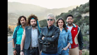 ジョン・ボン・ジョヴィ、伝説的ヒット曲「Livin' On A Prayer」のパロディCMに本人カメオ出演！スーパーボウル広告で世界中の話題に