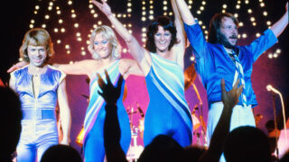 ABBA「ダンシング・クイーン」50周年記念！日本限定の究極ベスト盤『ジャパニーズ・シングル・コレクション』3月発売決定