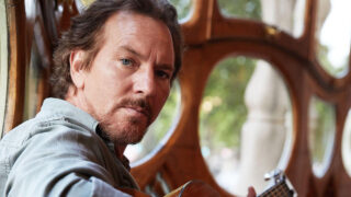 4月にソロ初来日公演を行うエディ・ヴェダー、来日記念盤リリース決定!パール・ジャム『武道館ライヴ!』も再発!