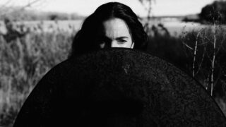 フランスを代表するシンガーソングライターのヤエル・ナイム、新作アルバム『Solaire』をリリース