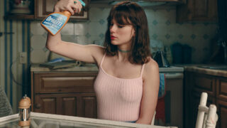 テイラー・スウィフト、最新アルバム『The Life of a Showgirl』から「Opalite」のミュージック・ビデオを公開