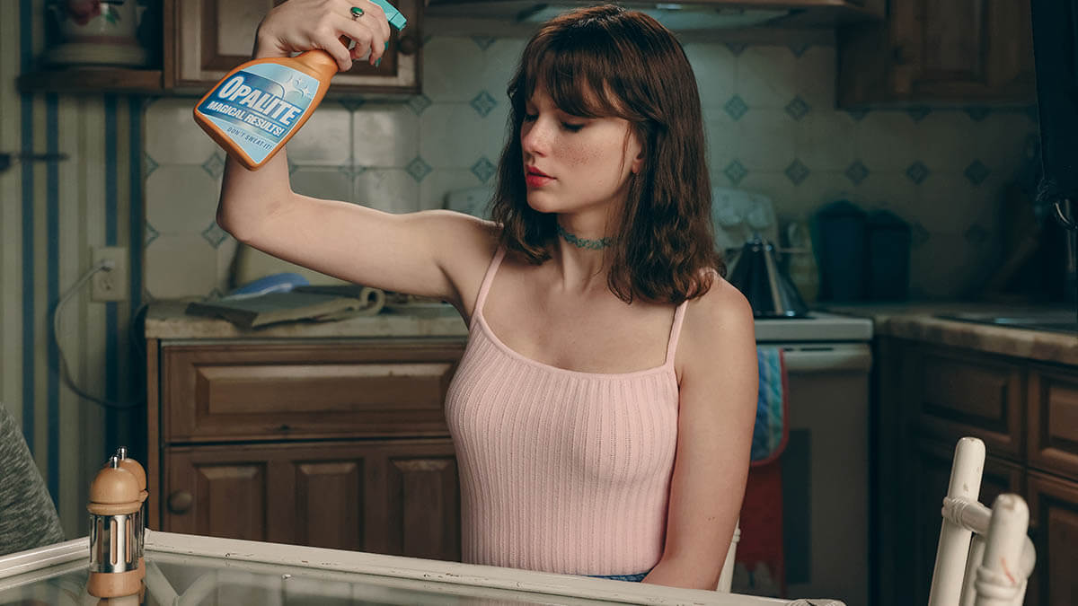 テイラー・スウィフト、最新アルバム『The Life of a Showgirl』から「Opalite」のミュージック・ビデオを公開